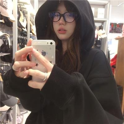 不羁的美女海报